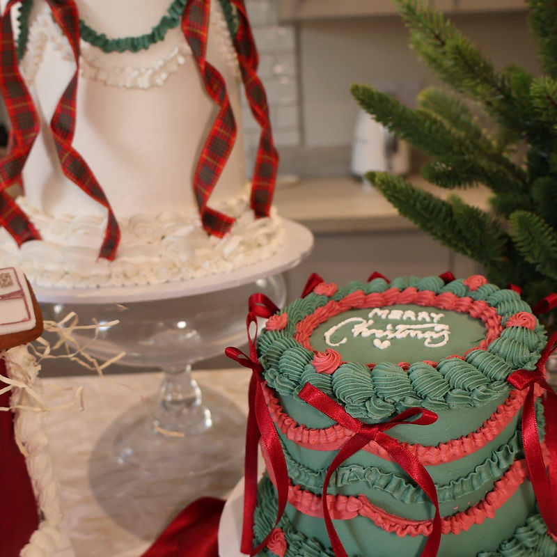 2-tier Lambeth wedding cake